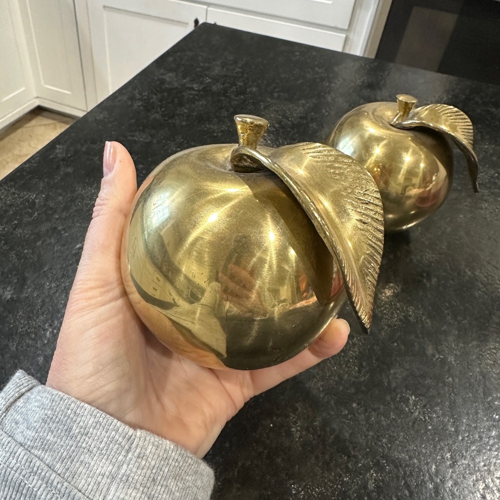 Vintage solid brass Apples - Picture 2 of 8
